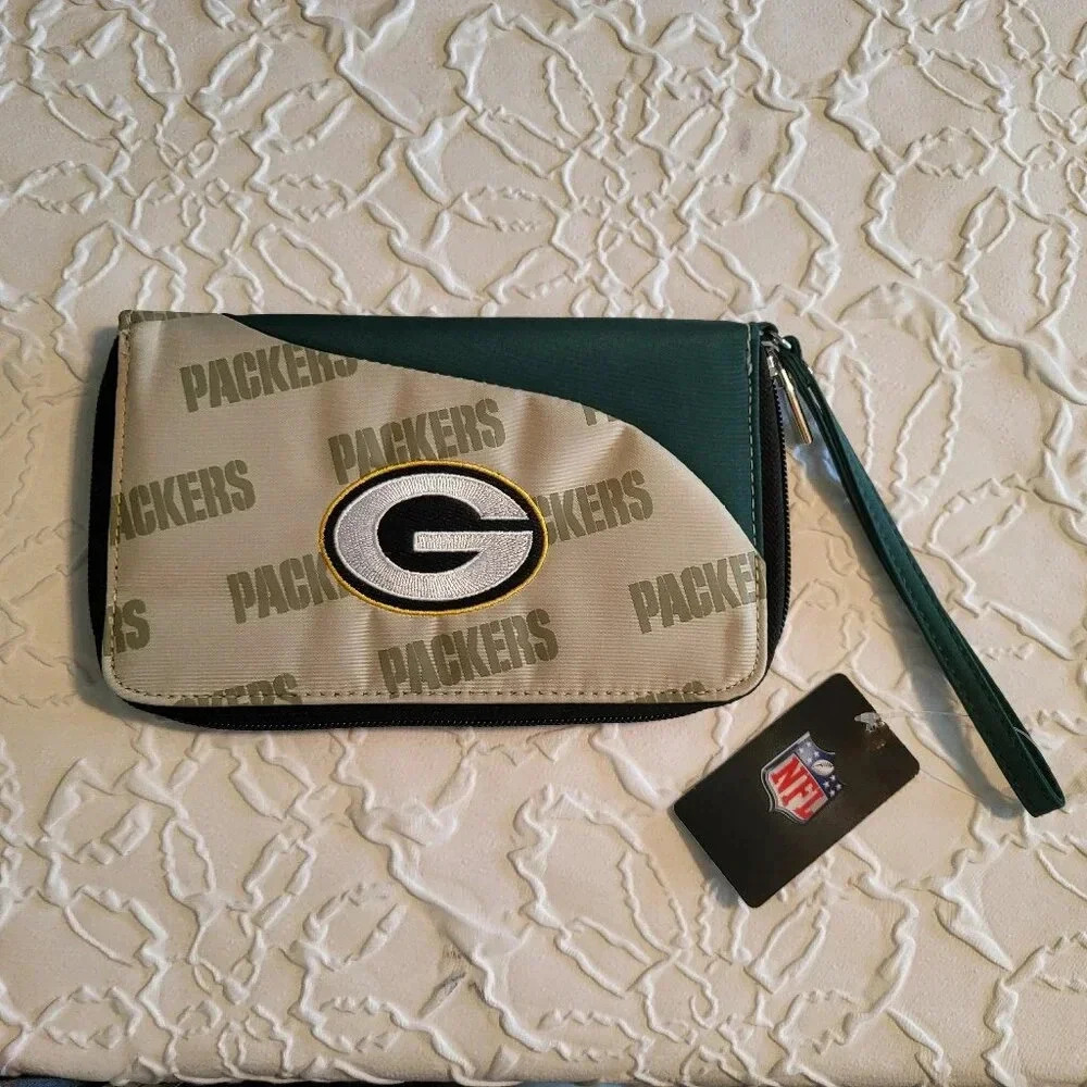 NWT NFL Green Bay Packers Embroidered Logo Zippered Wristlet Wallet